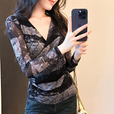 批发实拍2026春<b class='q'>夏</b>季新款V领长袖镂空拼接网纱T恤女修身打底衫潮