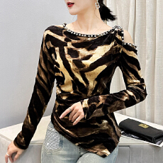 批发春上新女性感豹纹印花<b class='q'>露肩</b>圆领<b class='q'>T</b><b class='q'>恤</b>不规则下摆钉珠上衣洋气打底衫