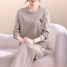 批发春秋运动服套装2026新款绣马减龄<b class='q'>妈妈装</b>休闲圆领卫衣时髦两件套女