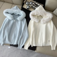 批发famouswang2025年冬季新款温温柔柔大毛领宽松连帽拉链针织开衫