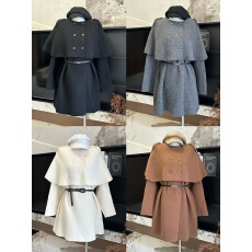 批发冬季新款时髦系腰带V领针织连衣裙女叠穿斗篷毛衣披肩套装