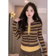 批发黄色<b class='q'>条纹</b>假两件设计感打底毛衣女秋冬修身显瘦内搭短款针织衫上衣