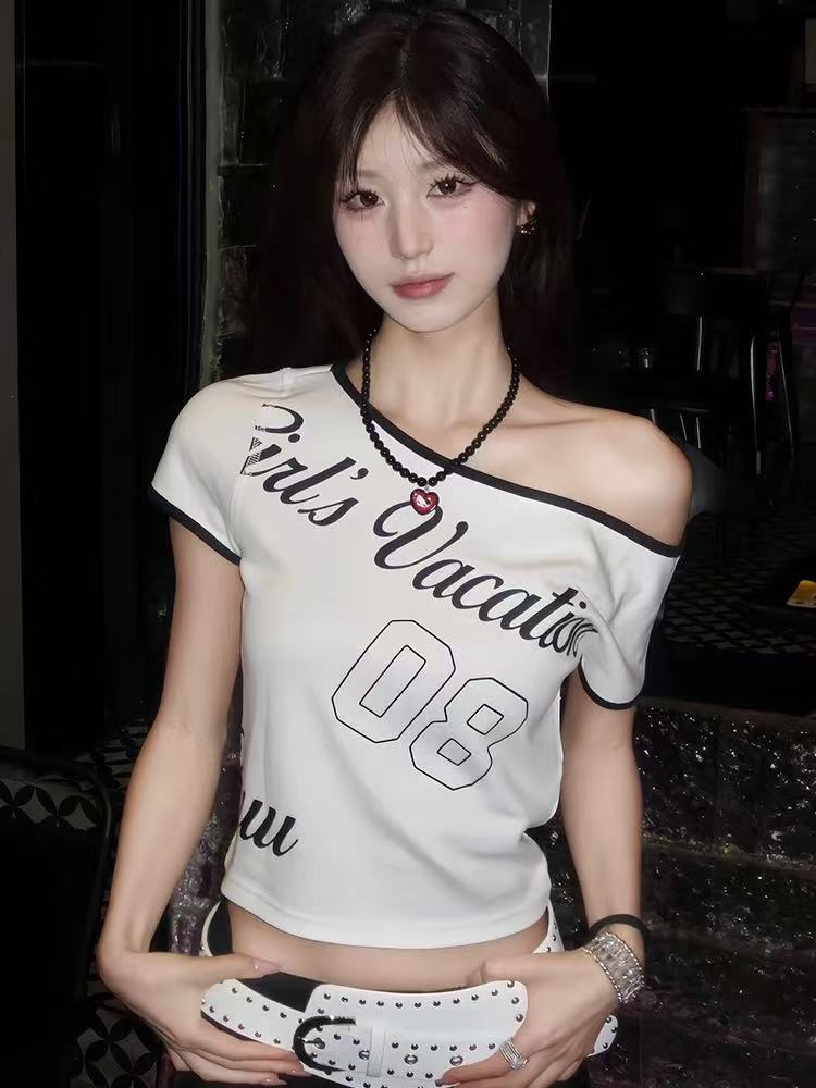 아메리칸 레트로 비스듬한 어깨 반팔 티셔츠 여성 여름 알파벳 프린트 디자인 센스 오프숄더 배색 핫걸 쇼트 스타일 맨위