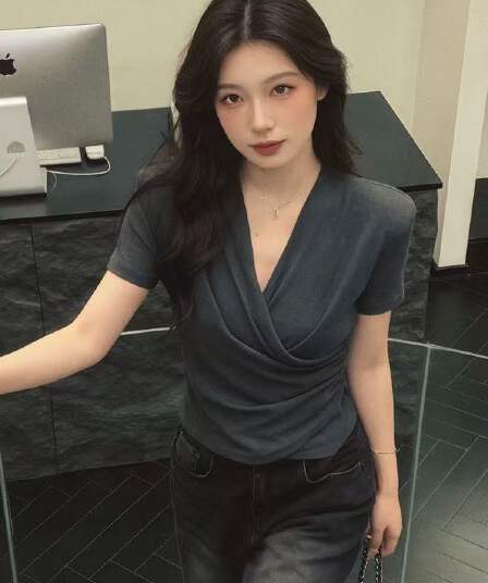 2026 여름 새로운 순수한 욕망 바람 V넥 십자가 반팔 티셔츠 여성 의류 품격 세련된 몸매 가꾸기 허리 수축 다용도 맨위