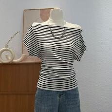 批发御姐轻熟风高级感一字领短袖<b class='q'>针织衫</b>女夏2026新款斜领露肩锁骨上衣