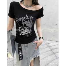 批发美式甜酷辣妹褶皱收腰短袖T恤女夏季新款复古印花斜露肩<b class='q'>工装</b>上衣