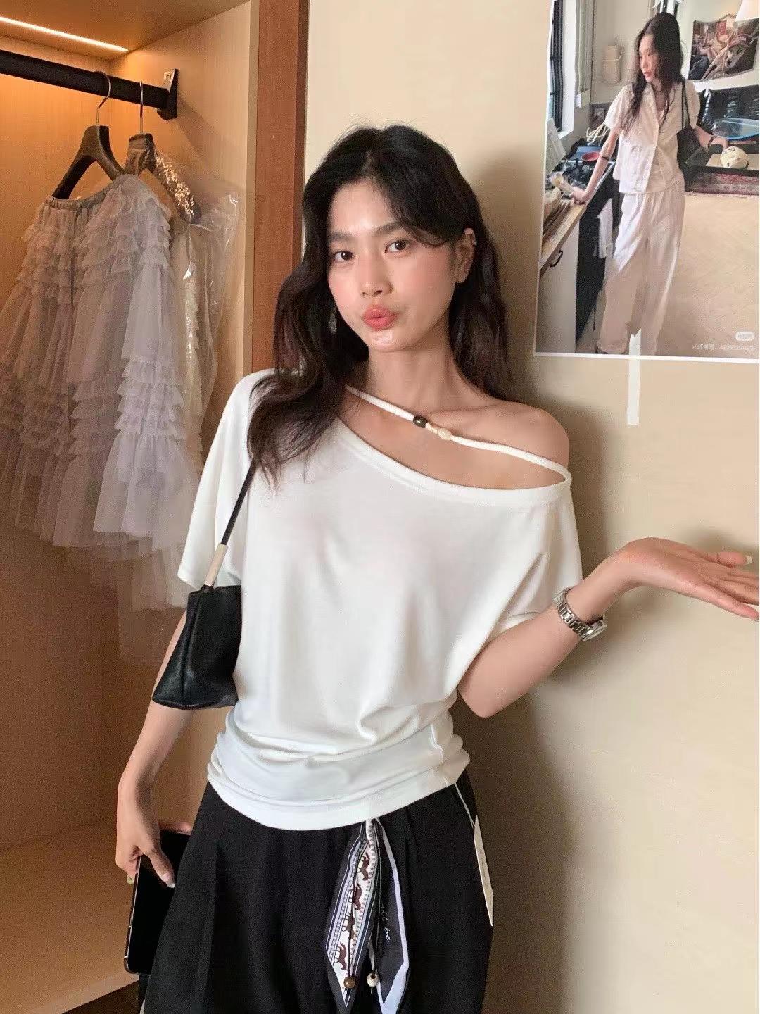 한 부서 디자인 센스 작은 대중 황색 비스듬한 어깨 반팔 티셔츠 여성 여름 얇은 스타일 고유 한 아름다운 허리 수축 오프숄더 맨위
