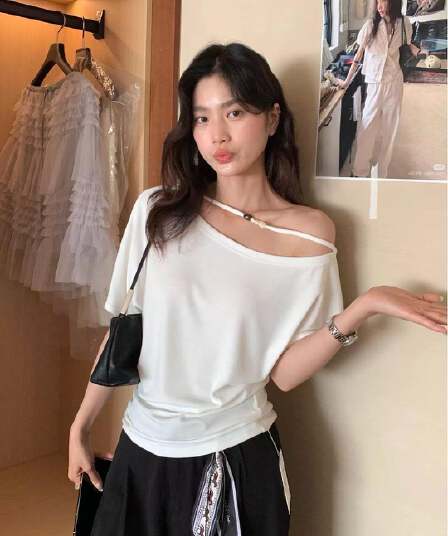 한 부서 디자인 센스 작은 대중 황색 비스듬한 어깨 반팔 티셔츠 여성 여름 얇은 스타일 고유 한 아름다운 허리 수축 오프숄더 맨위