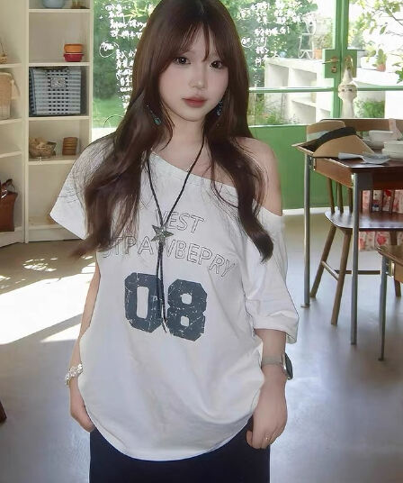 아메리칸 핫걸 비스듬한 어깨 알파벳 프린트 반팔 티셔츠 여성 봄 여름 2026 새로운 루즈핏 오프숄더 디자인 센스 맨위