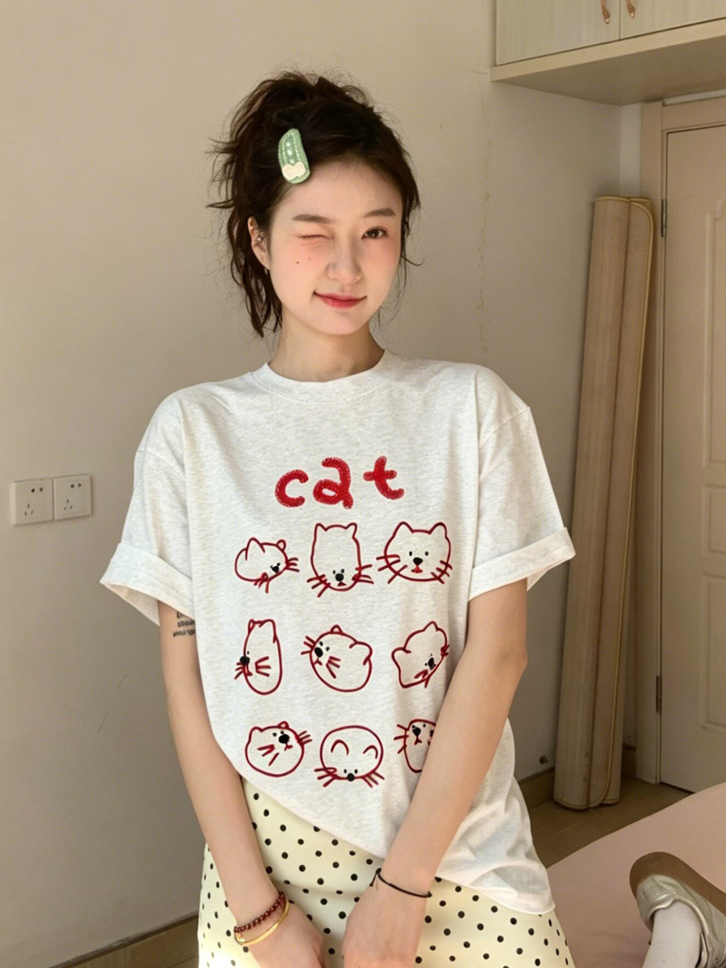한 스타일 라인 새끼 고양이 알파벳 프린트 반팔 티셔츠 여성 여름 작은 대중 디자인 센스 루즈핏 느긋한 맨위