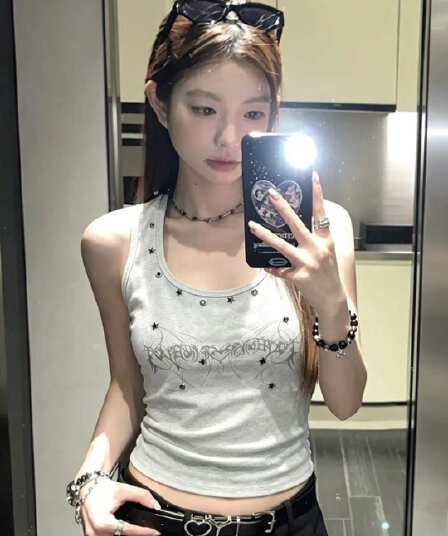 화이트 작은 슬링 조끼 여성 2026 봄 여름 새로운 인사이드 가져 가라. 외출용 몸매 가꾸기 슬림해 보이는 핫걸 민소매 맨위