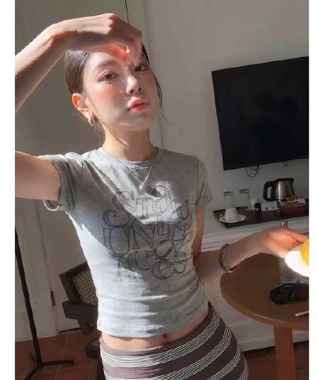 아메리칸 핫걸 바람 알파벳 프린트 반팔 티셔츠 여성 여름 새로운 다용도 몸매 가꾸기 슬림해 보이는 라운드 넥 쇼트 스타일 맨위
