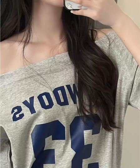 아메리칸 레트로 학원 스타일 비스듬한 어깨 면 소재 반팔 티셔츠 여성 여름 oversize 디자인 센스 작은 대중 오프숄더 맨위