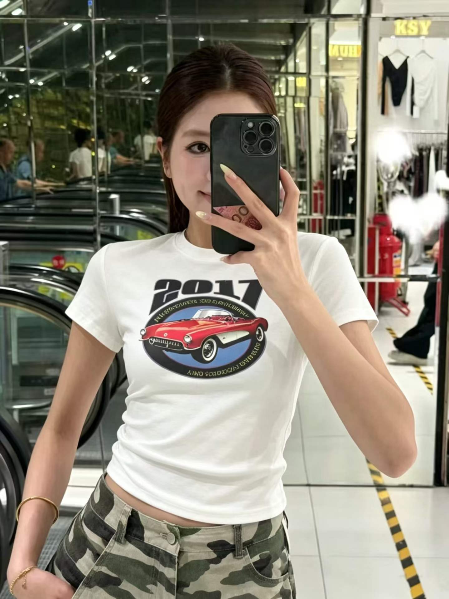 레트로 홍콩 느낌 프린트 몸매 가꾸기 반팔 티셔츠 여성 여름 아메리칸 라운드 넥 긍정적 인 어깨 의류 이슬 뼈의 동정