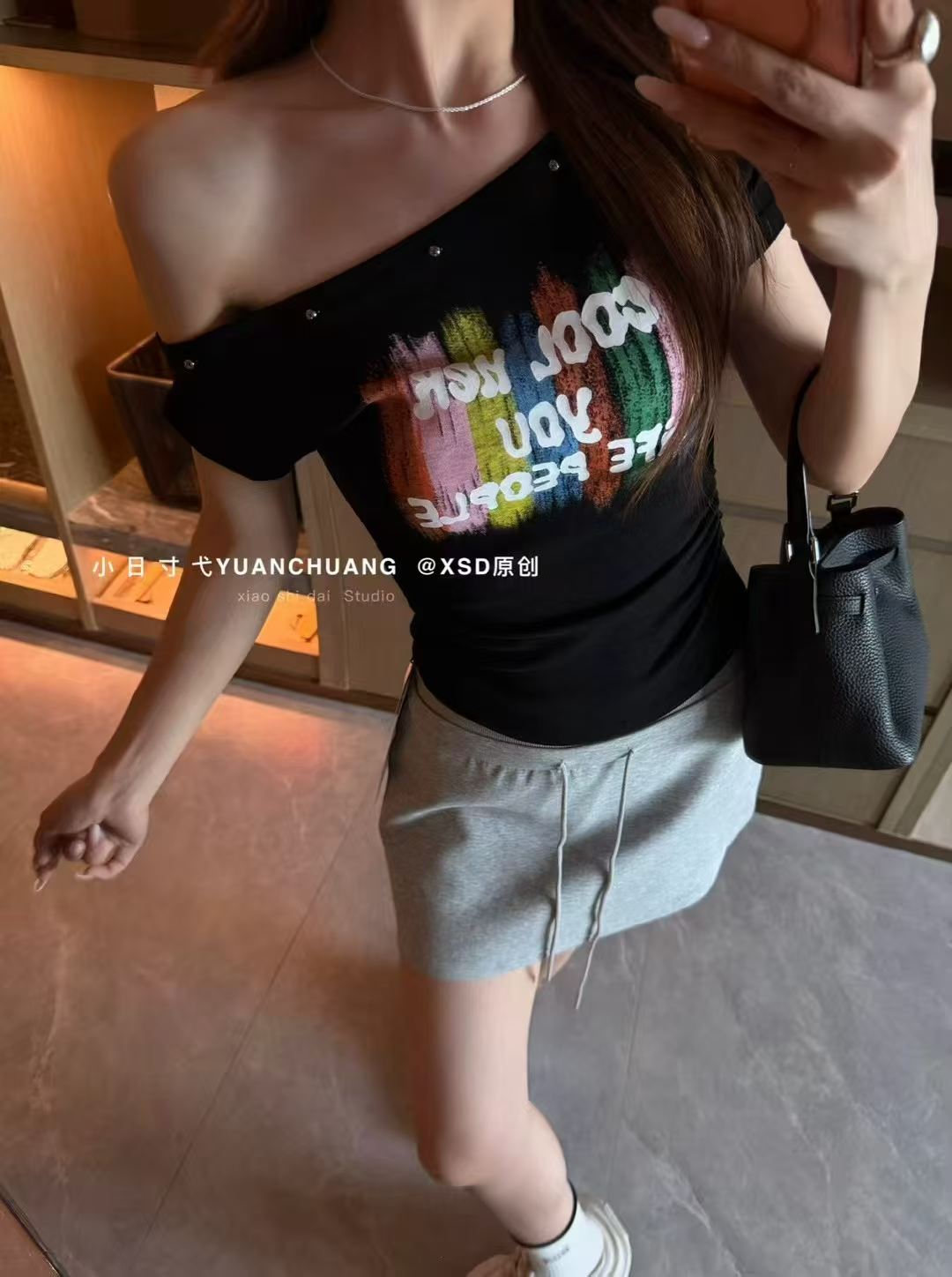 알파벳 프린트 징 장식 디자인 센스 반팔 티셔츠 여성 핫걸 몸매 가꾸기 비스듬한 어깨 의류
