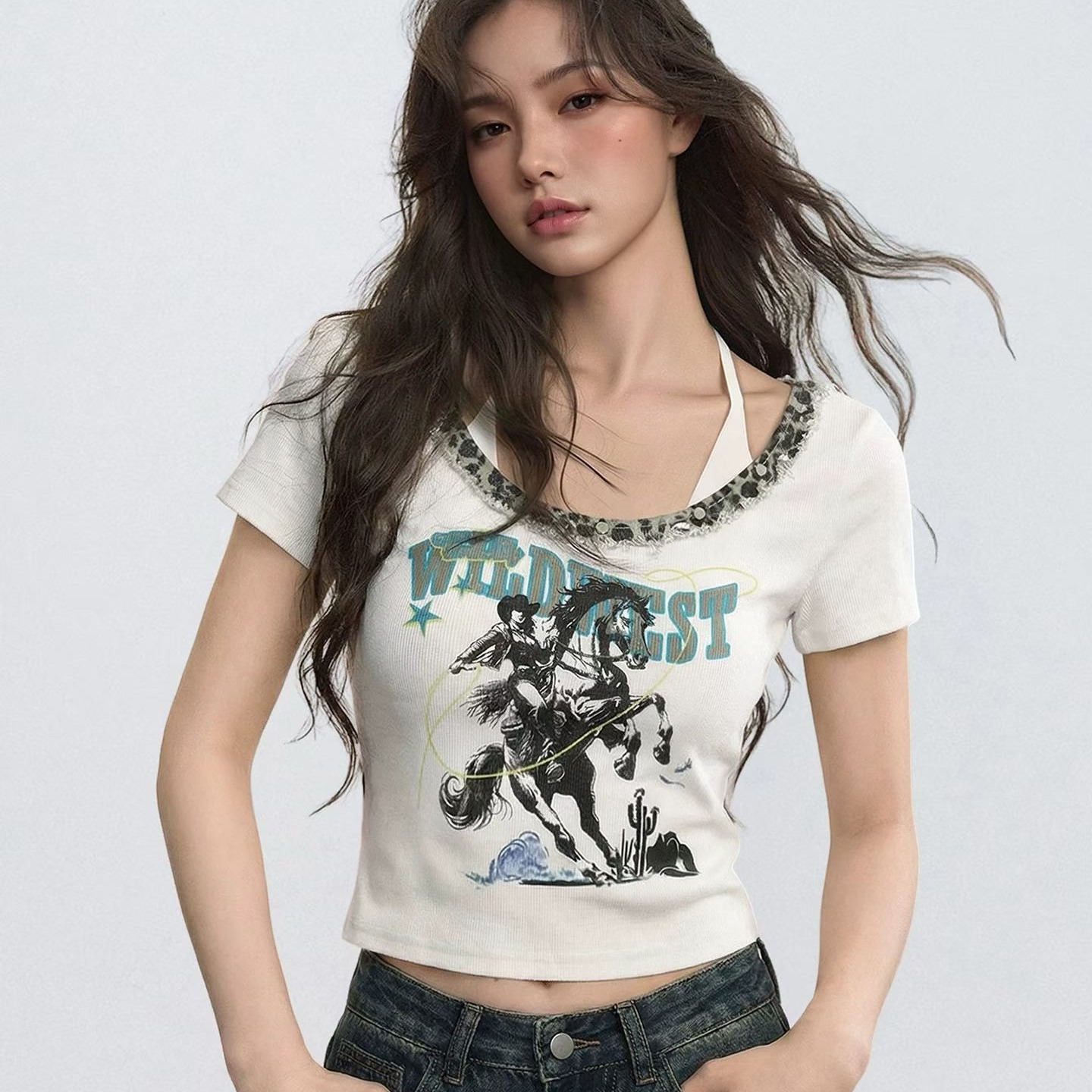 아메리칸 핫걸 화이트 대 네클라인 페이크 레이어드 행침 목 반팔 티셔츠 여성 여름 몸매 가꾸기 디자인 센스 쇼트 스타일 맨위