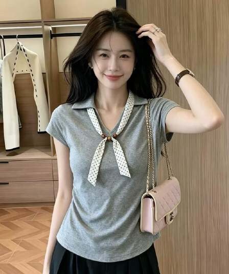 회색 스카프 장식 폴로 칼라 민소매 티셔츠 여성 2026 여름 새로운 작은 대중 고유 한 Chic 풀오버 맨위 트렌디