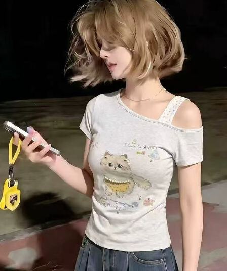 여름 고유 한 Chic 핫걸 불규칙 비스듬한 칼라 오프숄더 반팔 티셔츠 여성 주름 몸매 가꾸기 꼬집기 허리 쇼트 스타일 맨위