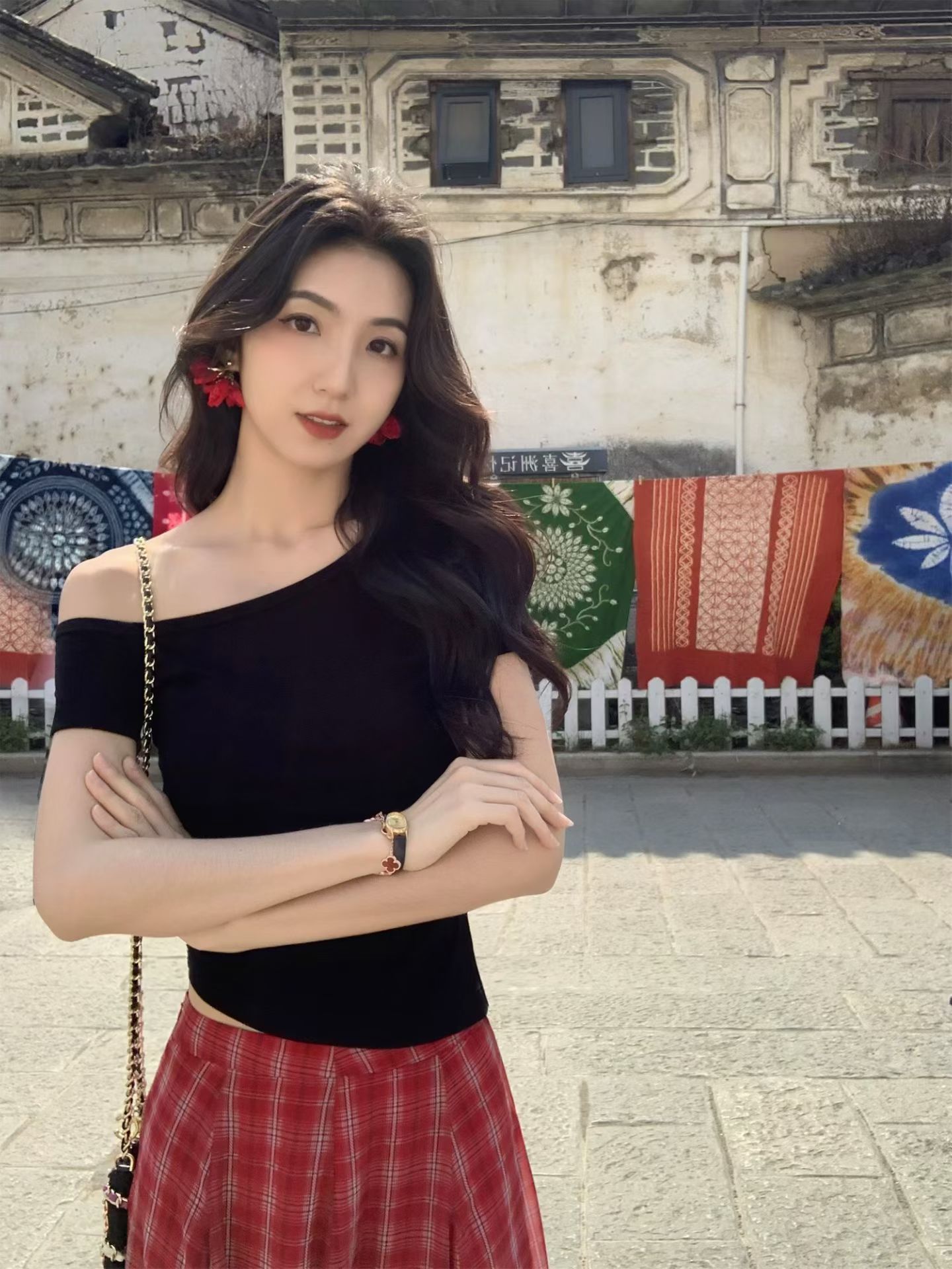비스듬한 어깨 주름 반팔 티셔츠 여성 2026 여름 새로운 디자인 센스 몸매 가꾸기 슬림해 보이는 품격 다용도 오프숄더 맨위