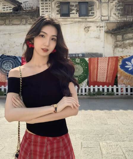 비스듬한 어깨 주름 반팔 티셔츠 여성 2026 여름 새로운 디자인 센스 몸매 가꾸기 슬림해 보이는 품격 다용도 오프숄더 맨위