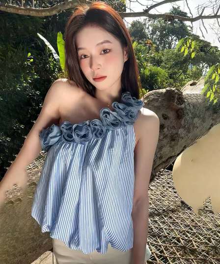 휴가 바람 프랑스식 꽃 스트라이프 캐미솔 봄 2026 새로운 리본 쇼트 스타일 오프숄더 꽃밭 맨위