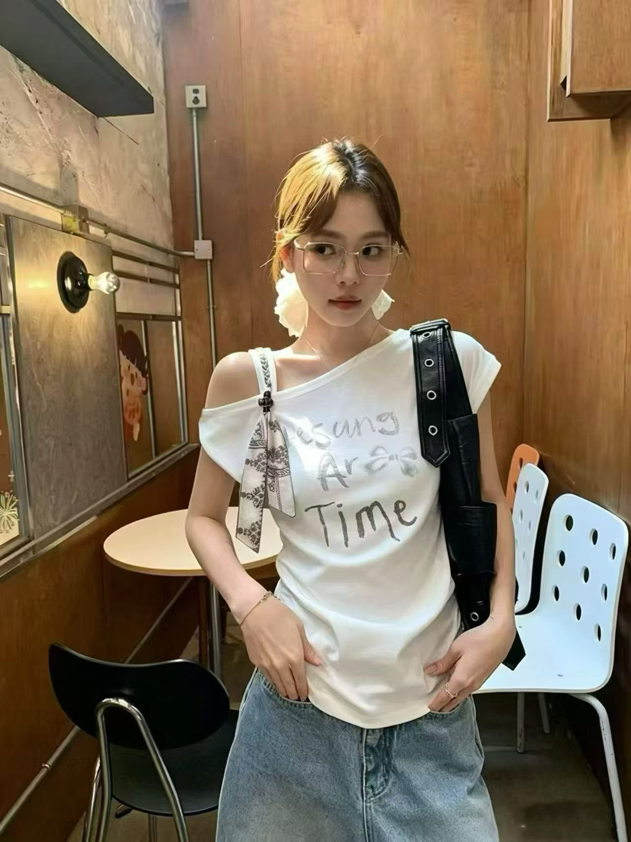 달콤한 매운맛 레트로 비스듬한 어깨 프린트 반팔 티셔츠 여성 여름 디자인 센스 몸매 가꾸기 허리 수축 쇼트 스타일 맨위