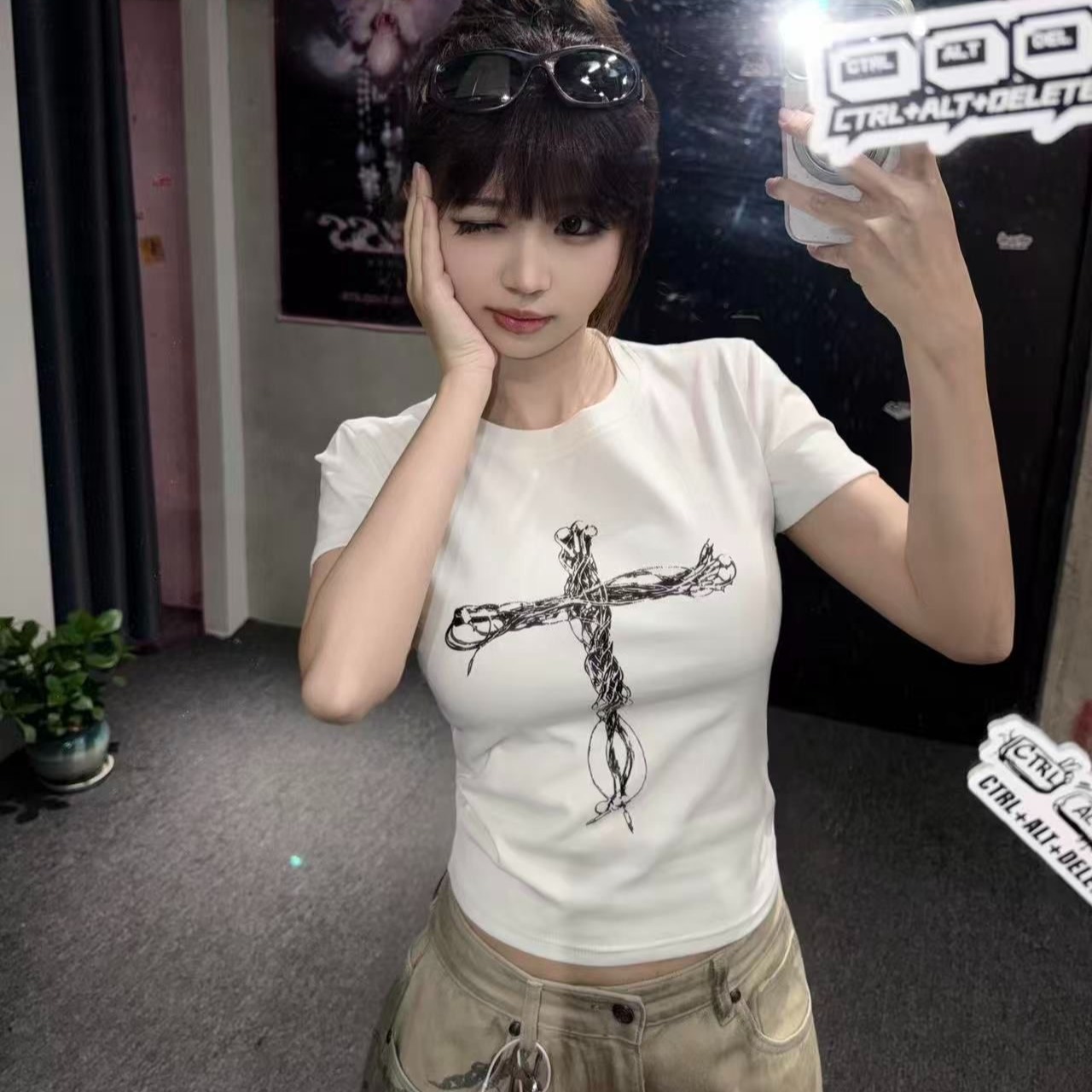 y2k 아메리칸 헤드폰 십자가 프린트 긍정적 인 어깨 티셔츠 여성 새로운 허리 수축 다용도 몸매 가꾸기 핫걸 맨위 반팔 트렌디