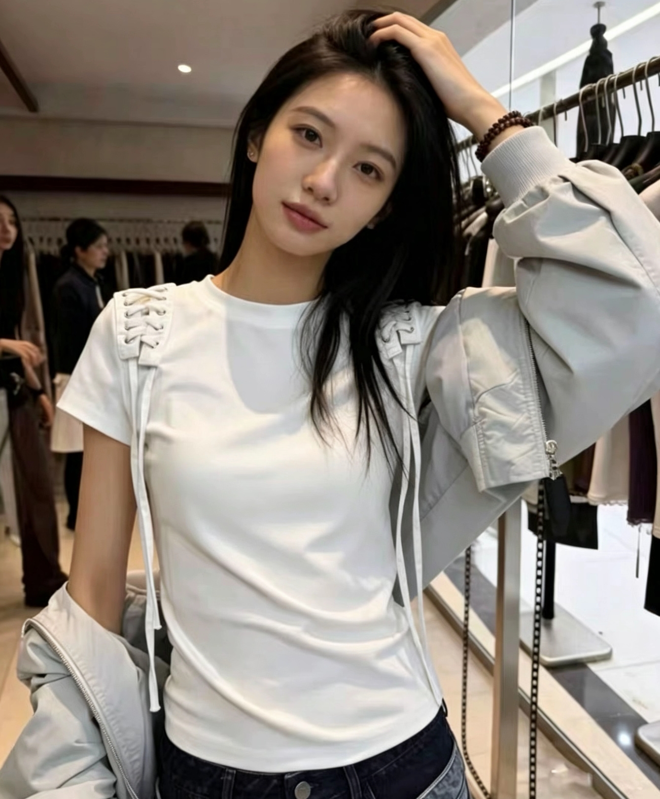 열세 개 긍정적 인 어깨 라운드 넥 주름 스트랩 반팔 티셔츠 여성 여름 2026 작은 대중 디자인 센스 몸매 가꾸기 슬림해 보이는 맨위