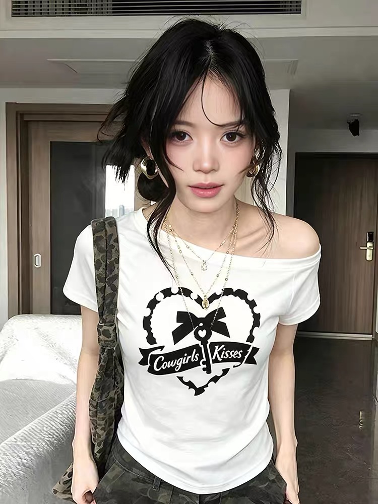 아메리칸 핫걸 하트 프린트 화이트 비스듬한 어깨 반팔 티셔츠 여성 여름 몸매 가꾸기 디자인 센스 작은 대중 오프숄더 맨위