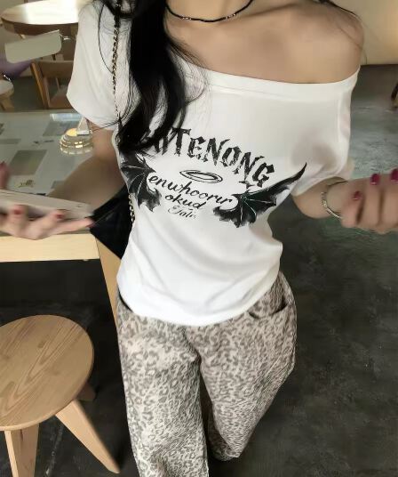 아메리칸 레트로 화이트 알파벳 프린트 비스듬한 어깨 반팔 티셔츠 여성 여름 디자인 센스 몸매 가꾸기 슬림해 보이는 핫걸 맨위