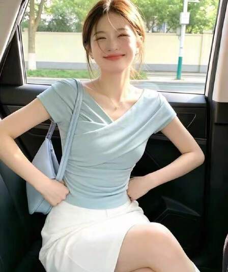 여름 프랑스식 레트로 달콤한 핫걸 허리 수축 몸매 가꾸기 주름 V넥 반팔 티셔츠 여성 고유 한 디자인 센스 슬림해 보이는 맨위