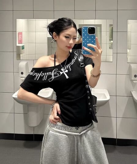 아메리칸 레트로 알파벳 십자가 프린트 비스듬한 어깨 긴팔 티셔츠 여성 여름 오프숄더 몸매 가꾸기 핫걸 맨위
