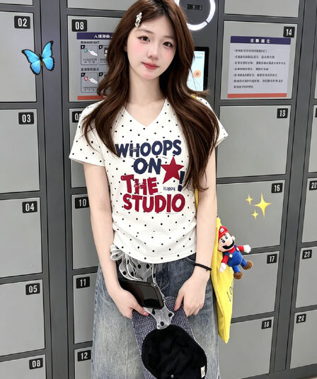 달콤함 귀여운 바람 도트 무늬 알파벳 프린트 V넥 반팔 티셔츠 여성 여름 긍정적 인 어깨 몸매 가꾸기 슬림해 보이는 다용도 맨위 트렌디