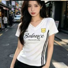 批发美式球衣字母徽章印花V领微透正肩<b class='q'>短袖</b>t恤夏季修身短款上衣