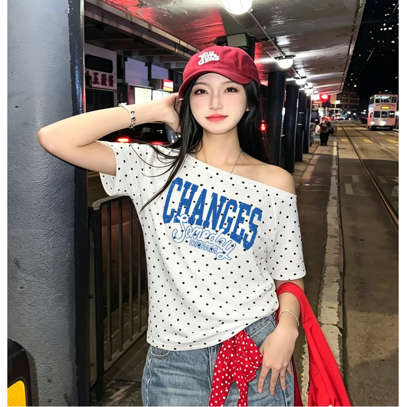 도트 무늬 비스듬한 어깨 반팔 티셔츠 여성 여름 아메리칸 레트로 핫걸 바람 디자인 센스 고유 한 아름다운 맨위 슬림해 보이는