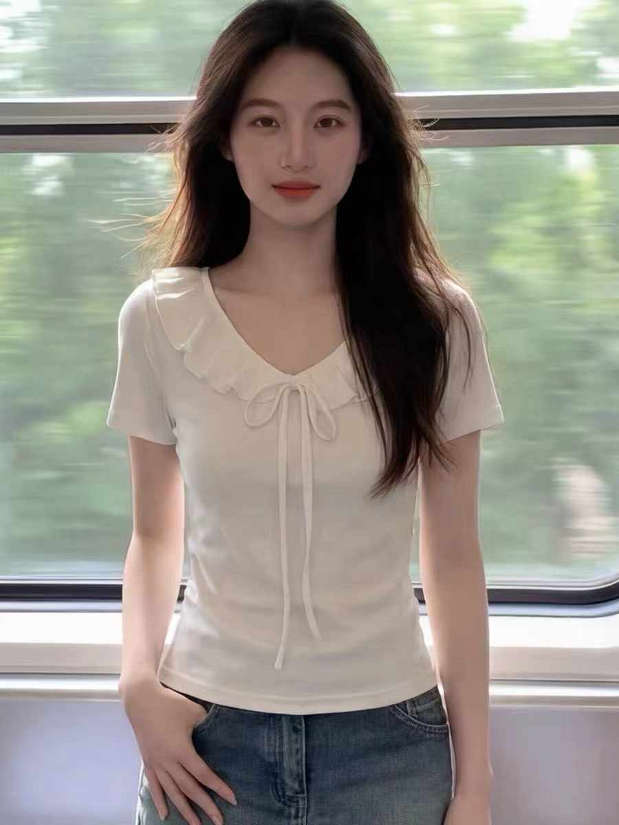 화이트 V넥 프릴 긍정적 인 어깨 반팔 티셔츠 여성 여름 몸매 가꾸기 디자인 센스 고유 한 아름다운 연령 감소 쇼트 스타일 맨위