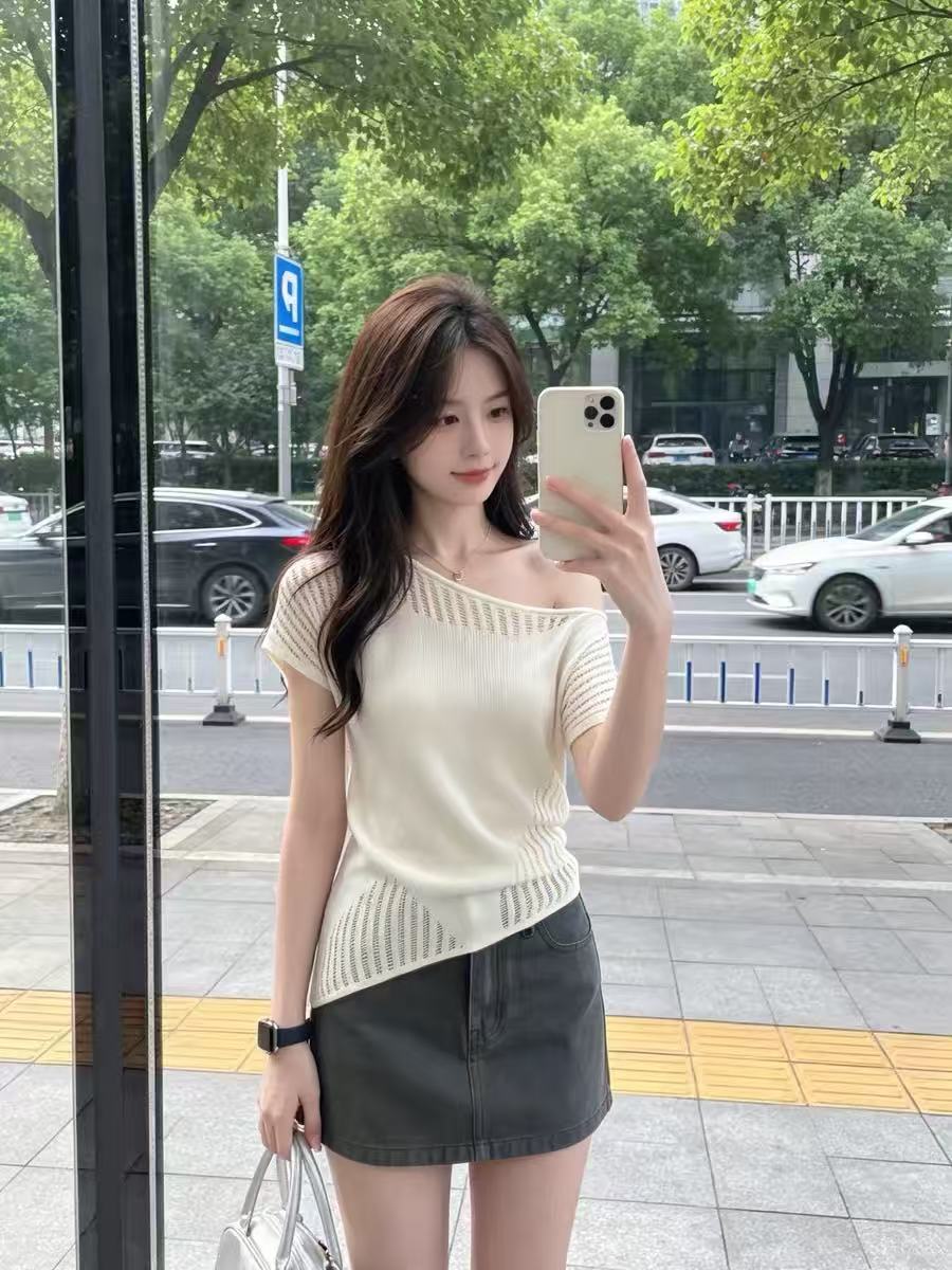 한 부서 미니멀리즘 단색 비스듬한 어깨 비대칭 반팔 니트 스웨터 여성 여름 새로운 품격 슬림해 보이는 디자인 센스 맨위