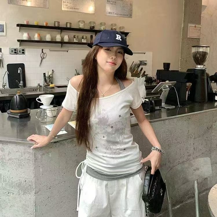 화이트 프린트 행침 목 펌프 로프 반팔 티셔츠 여성 2026 여름 한 단어 비스듬한 어깨 페이크 레이어드 스트라이프 작은 셔츠 맨위