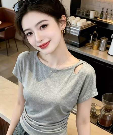 2026 여름 새로운 느긋한 바람 스트라이프 반팔 티셔츠 몸매 가꾸기 슬림해 보이는 패션 디자인 센스 Chic 여성 의류 맨위