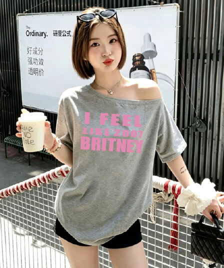 꽃 회색 신축성 재료 비스듬한 어깨 오프숄더 배색 알파벳 프린트 비스듬한 진자 느긋한 마이크로 루즈핏 티셔츠