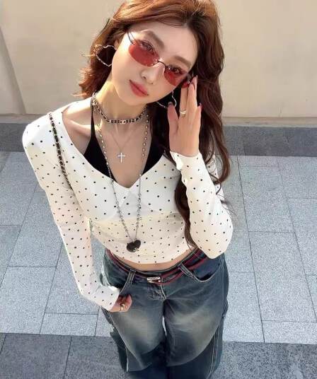 프랑스식 V넥 도트 무늬 행침 목 페이크 레이어드 배색 긴팔 티셔츠 여성 2026 조기 봄 새로운 몸매 가꾸기 순수한 욕망 맨위