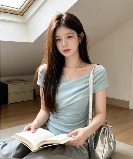 프랑스식 빛 럭셔리 허리 수축 몸매 가꾸기 주름 V넥 반팔 티셔츠 여성 디자인 센스 여름 달콤한 핫걸 슬림해 보이는 쇄골 맨위