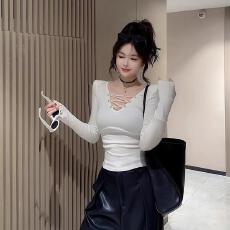 批发2026秋冬新款性感V领镂空洋气长袖T恤女装独特修身显瘦<b class='q'>打底</b>衫<b class='q'>上衣</b>