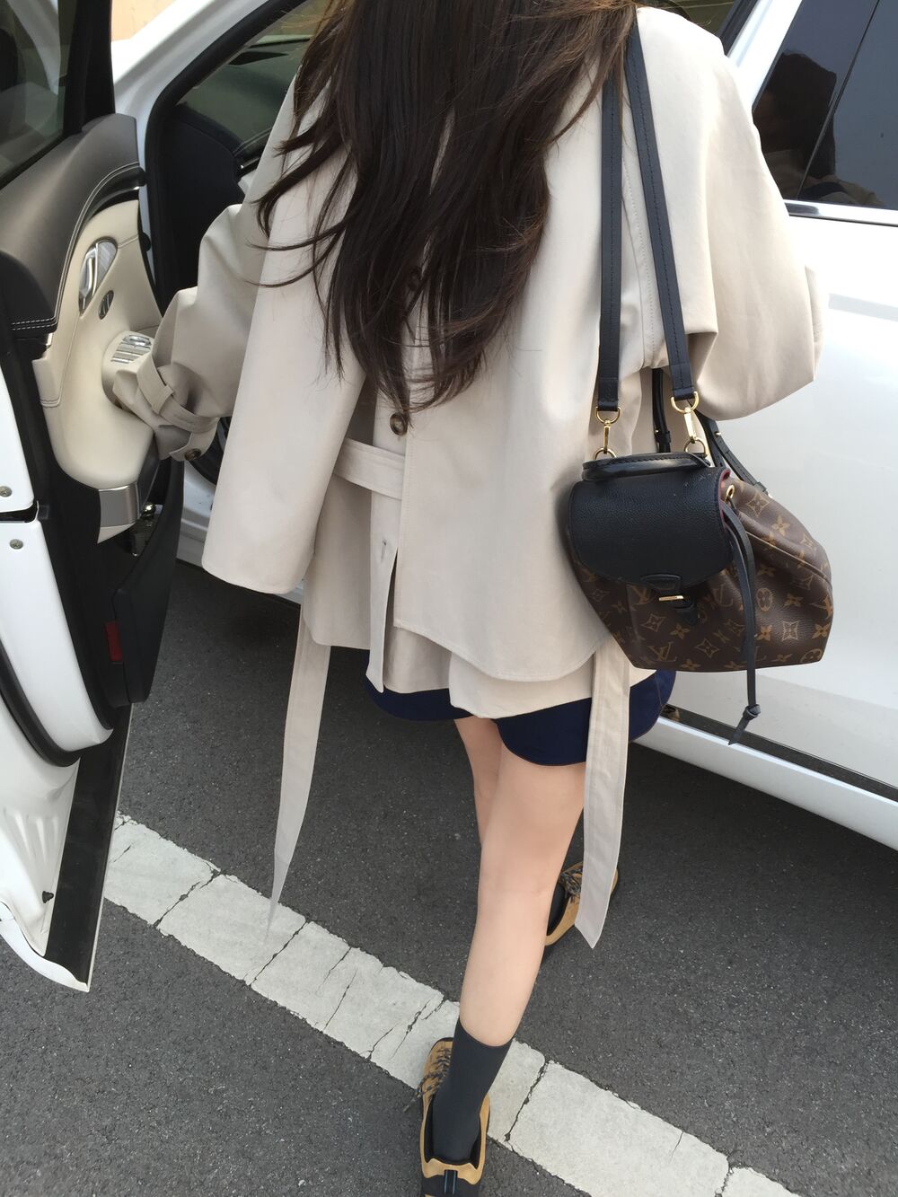 BY35117# 韩国东大门秋季小众设计感不规则后排扣短款风衣外套女 服裝批發女裝批發服飾貨源