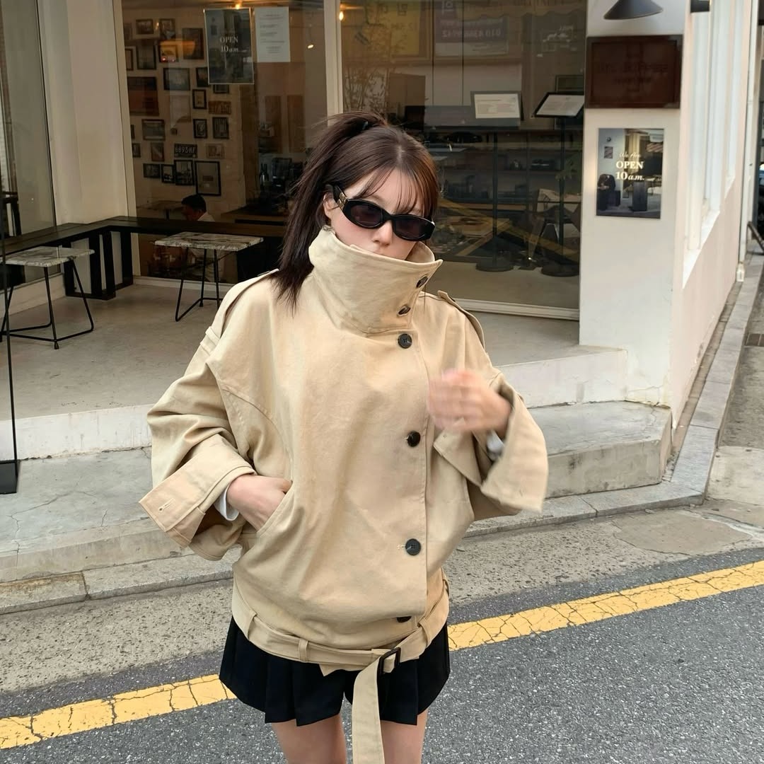 BY35115# 韩国东大门复古立领侧边单排扣系带短款风衣外套女 服裝批發女裝批發服飾貨源