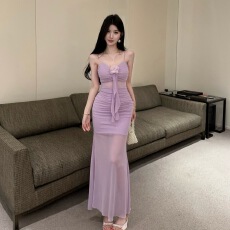 批发实拍 2026低胸露肩吊带花朵拼接褶皱中长款网纱打底连衣裙