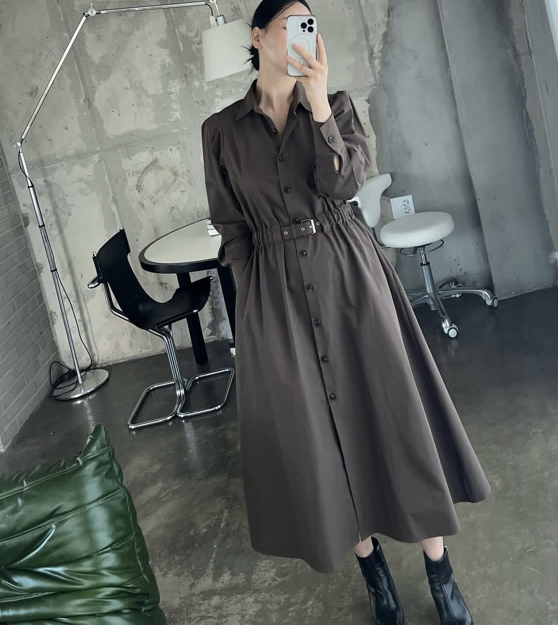 프랑스식 우아함 작은 단추 펌프 Pleat 셔츠 스타일 여성 드레스 2025 겨울 새로운 허리 수축 슬림해 보이는 한 마디 롱 스커트