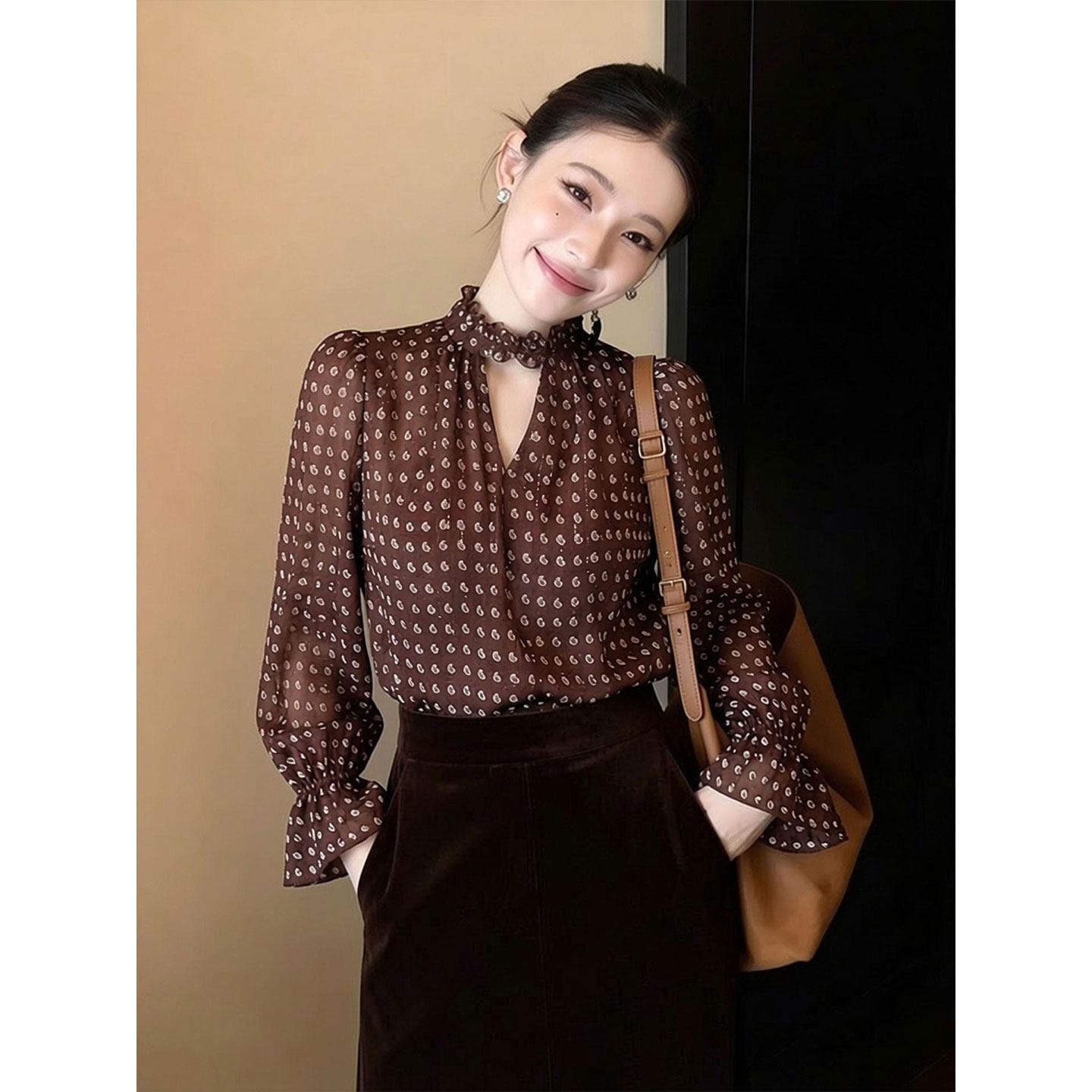 프랑스식 레트로 도트 무늬 V넥 벌룬 소매 여성 셔츠 2026 봄 새로운 패션 품격 연령 감소 슬림해 보이는 맨위