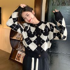 批发美式<b class='q'>街头</b>时尚菱格V领针织衫女宽松短款开衫毛衣设计感外套潮