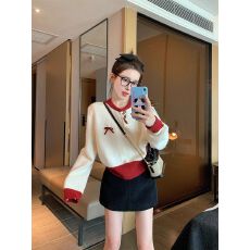 批发撞色牛角扣套头毛衣女2025新款春秋加厚奶fufu慵懒短款内搭针织衫